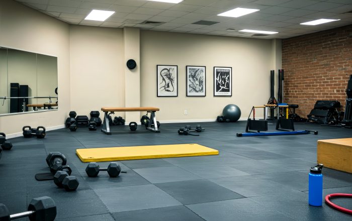showcases a well-equipped fitness studio featuring a variety of workout equipment including dumbbells kettlebells and a gymnastic bench. the scheme is muted with dark gray flooring and black equipment providing a neutral backdrop accented by a yellow exercise mat and a blue water bottle. SSUCv3H4sIAAAAAAAACpySz27DIAzG75P2DhHnRiIlbZq+SrWDA6SxSiEC0mmq+u7jT1Kx627xz/ZnfzjPz4+qIgM45ORcPWMUYlRqcd6CR6MDpruVW6mFtCV5WHakJQAsIynQG4ugSjiA55OGuwxQL0pF/EpJ4jz4xUkXd1kRBy+vQSPDt0Re+JLjakukZOgIKUJ2BXPLkNiGsvi/OvPH19vwVWr+kxYujFipJGQjl1xKbt9e2ntpDRaBpnD1MBxULGCFEuAMFv70zRY56mtBjJ/SXTYlbhbtbdzqbYYoY2YYVHz1MYyRG5/AuVAuNl7M5uEvMPdijjY+eVpViQjHiWHDWE8PbcfY8dhR2jfdWpAPOmHQSetsQiHmNxSlK4wbEDE2TbvvoR6a/lC3bTPWJyr6ehhPHR8l3beMh1u8fgEAAP//AwB+yl5ouQIAAA==